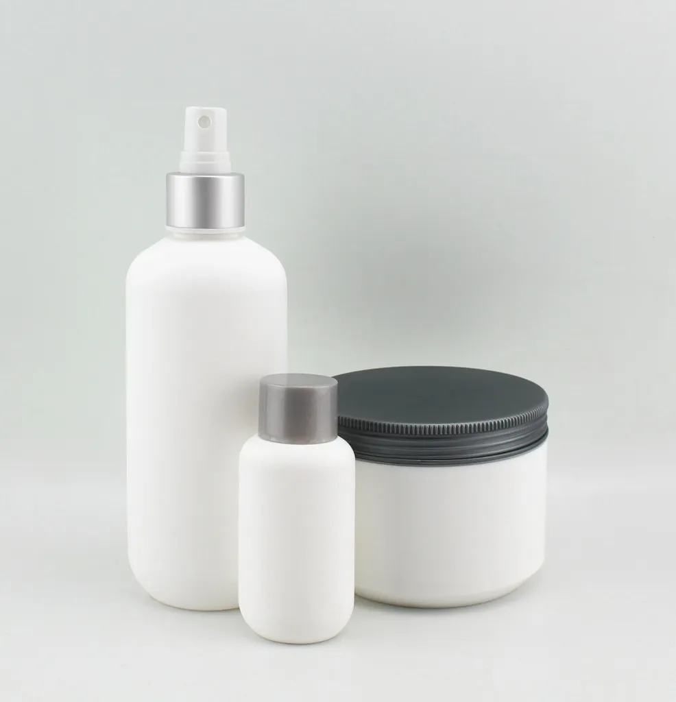 Белые флаконы для косметических линеек для тела и волос