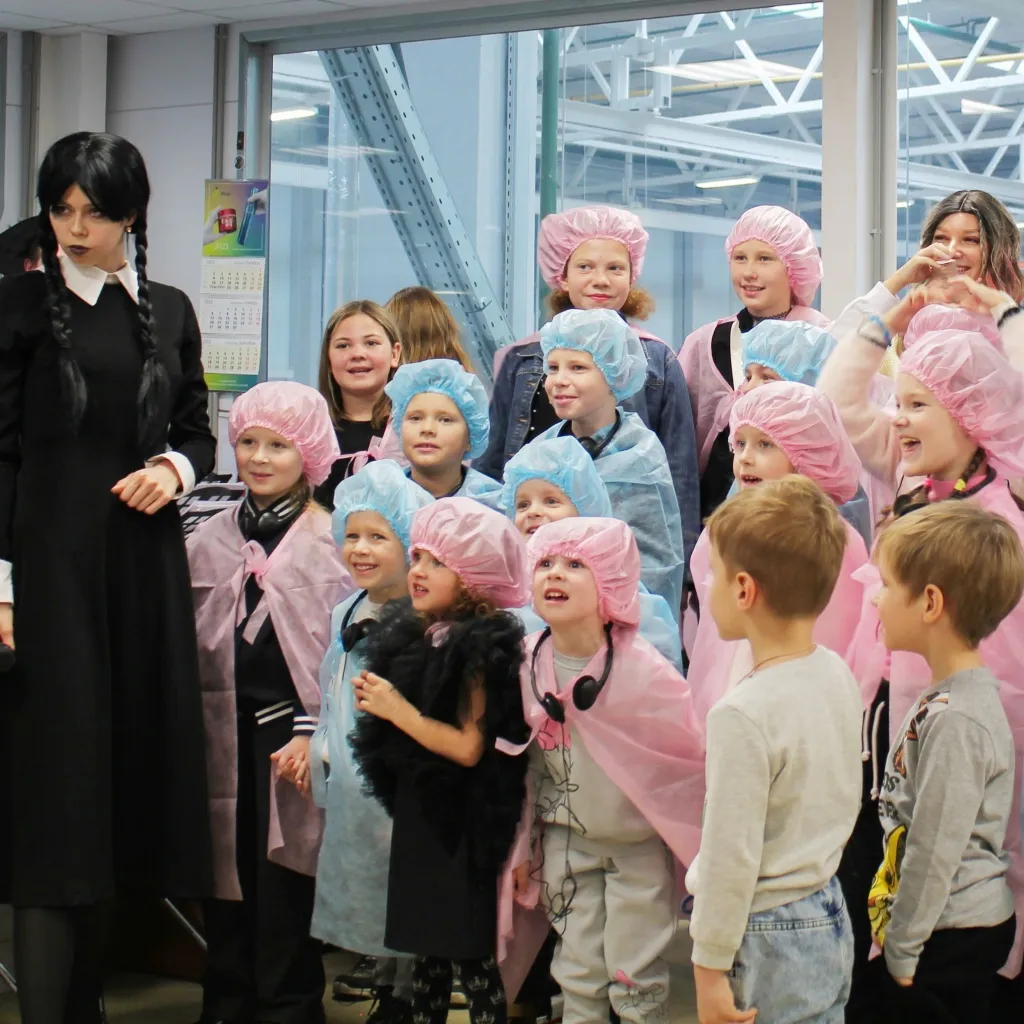 Детский день в МИРАН в стиле Уэнсдей